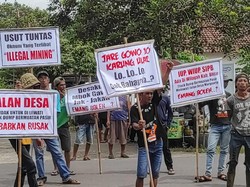 Puluhan Warga di Kediri Demo Tolak Truk Pasir Lintasi Jalan Desa