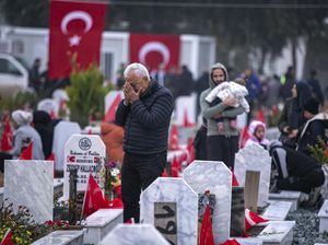 Warga Turki Peringati Satu Tahun Gempa yang Tewaskan 60 Ribu Orang Warga Turki Peringati Satu Tahun Gempa yang Tewaskan 60 Ribu Orang