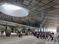 Saat Bandara Dhoho Kediri Jadi Wisata Dadakan Ribuan Warga