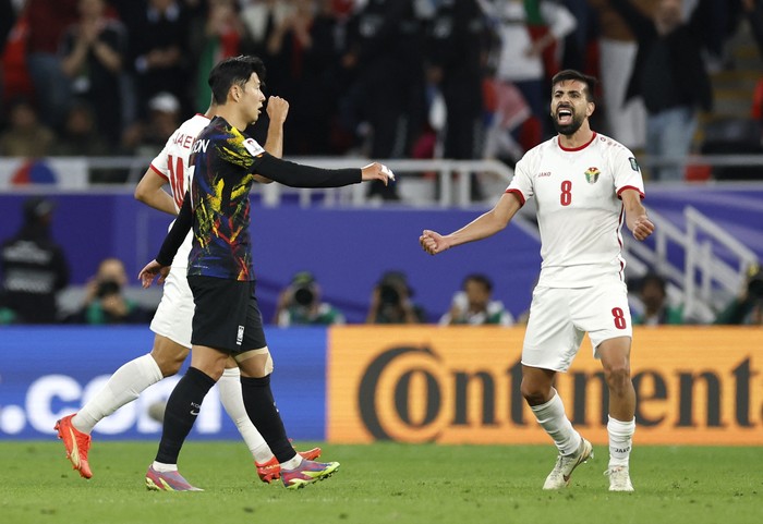 Soccer Football - AFC Asian Cup - Semi Final - Jordan v South Korea - Ahmed bin Ali Stadium, Al Rayyan, Qatar - February 6, 2024 Jordan's Noor Al Rawabdeh celebrates after reaching the AFC Asian Cup final REUTERS/Thaier Al-Sudani