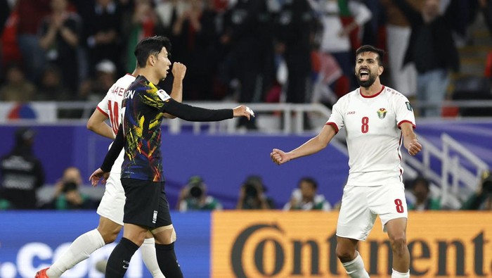 Soccer Football - AFC Asian Cup - Semi Final - Jordan v South Korea - Ahmed bin Ali Stadium, Al Rayyan, Qatar - February 6, 2024 Jordans Noor Al Rawabdeh celebrates after reaching the AFC Asian Cup final REUTERS/Thaier Al-Sudani