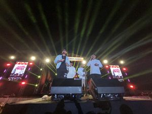 Zulhas Kampanye Bareng Gus Miftah di Sleman: Prabowo-Gibran Sekali Putaran Zulhas Kampanye Bareng Gus Miftah di Sleman: Prabowo-Gibran Sekali Putaran