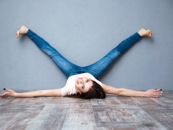 6 Cara Optimalkan Manfaat Angkat Kaki ke Tembok untuk Kesehatan, Nggak Sulit!