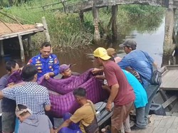 Bripka Apriando Evakuasi Warga Sakit Pakai Kapal Patroli