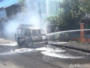 Diduga Listrik Korslet, Angkot Jurusan Pekalongan-Bandar Batang Terbakar