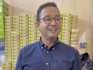 Anies Respons Heru Bagikan Bansos DKI Pakai Kantong Biru Muda