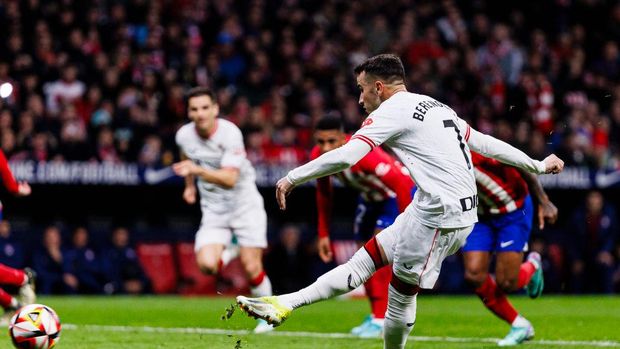 MADRID, SPAIN - FEBRUARY 7: Alejandro Berenguer of Athletic Bilbao attempts a free kick for score his goal during the Semi Finals of Copa del Rey match between Atletico Madrid and Athletic Club Bilbao at Civitas Metropolitano Stadium on February 7, 2024 in Madrid, Spain. (Photo by Maria de Gracia Jiménez/Eurasia Sport Images/Getty Images)