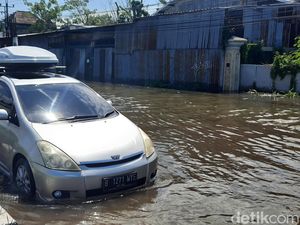 Macet Parah di Kudus Imbas Banjir Demak, Kendaraan Kecil Diminta Lewat Jepara Macet Parah di Kudus Imbas Banjir Demak, Kendaraan Kecil Diminta Lewat Jepara