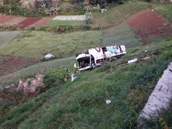 Bus Kramat Djati Terjun ke Jurang 20 Meter di Puncak Cipanas