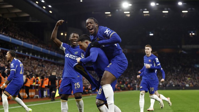Soccer Football -  FA Cup - Fourth Round Replay - Aston Villa v Chelsea - Villa Park, Birmingham, Britain - February 7, 2024  Chelseas Enzo Fernandez celebrates scoring their third goal with Axel Disasi and Moises Caicedo Action Images via Reuters/Jason Cairnduff