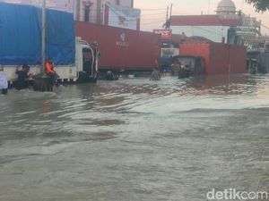 Imbas Banjir, Jalan Pantura Karanganyar Lumpuh Total Sampai 5 Km Imbas Banjir, Jalan Pantura Karanganyar Lumpuh Total Sampai 5 Km