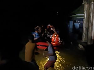 Tanggul Sungai Wulan Jebol, 1.000 KK Desa Undaan Lor Demak Kena Banjir Tanggul Sungai Wulan Jebol, 1.000 KK Desa Undaan Lor Demak Kena Banjir
