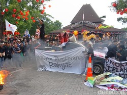 Aliansi Mahasiswa Solo Raya Demo Depan Balkot Solo, Diwarnai Bakar Ban