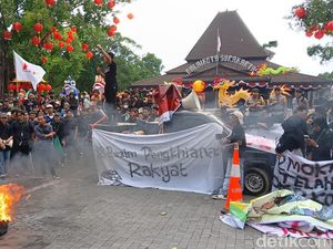 Aliansi Mahasiswa Solo Raya Demo Depan Balkot Solo, Diwarnai Bakar Ban Aliansi Mahasiswa Solo Raya Demo Depan Balkot Solo, Diwarnai Bakar Ban