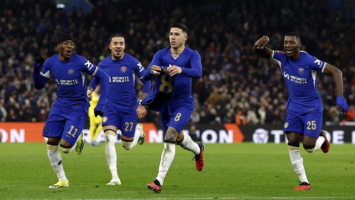 Soccer Football -  FA Cup - Fourth Round Replay - Aston Villa v Chelsea - Villa Park, Birmingham, Britain - February 7, 2024  Chelseas Enzo Fernandez celebrates scoring their third goal with Malo Gusto, Noni Madueke and Moises Caicedo Action Images via Reuters/Jason Cairnduff