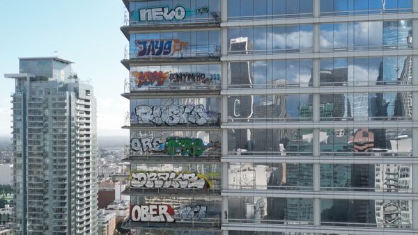 Hanya Iseng, Bangunan 27 Lantai di LA Dicoreti Grafiti