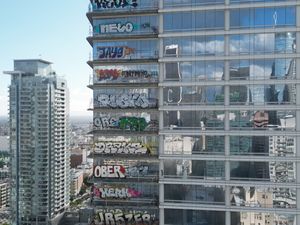 Hanya Iseng, Bangunan 27 Lantai di LA Dicoreti Grafiti Hanya Iseng, Bangunan 27 Lantai di LA Dicoreti Grafiti