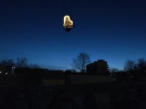 Aksi Pianis Asal Swiss Bermain Piano Vertikal Menggantung di Udara Aksi Pianis Asal Swiss Bermain Piano Vertikal Menggantung di Udara