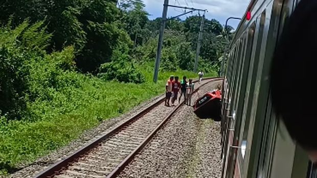 Insiden KRL bertabrakan dengan mobil terjadi di antara Stasiun Daru dan Stasiun Tenjo. Penumpang KRL menceritakan momen terjadinya kecelakaan tersebut. (dok Pribadi/N Rusli)