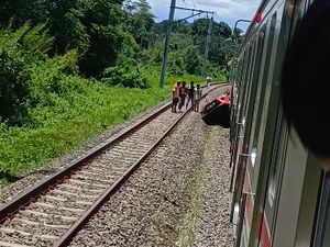 Tabrakan Mobil Vs KRL di Bogor, Korban Jiwa Bertambah Jadi 2 Orang Tabrakan Mobil Vs KRL di Bogor, Korban Jiwa Bertambah Jadi 2 Orang