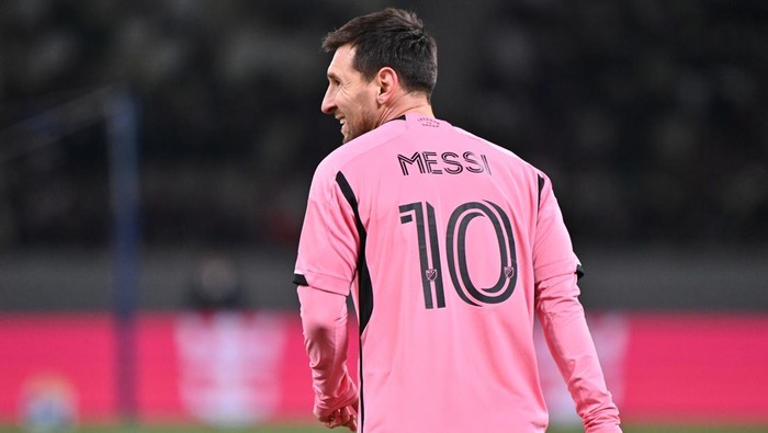 TOKYO, JAPAN - FEBRUARY 07: Lionel Messi of Inter Miami looks on during the preseason friendly match between Vissel Kobe and Inter Miami at National Stadium on February 07, 2024 in Tokyo, Japan. (Photo by Kenta Harada/Getty Images)