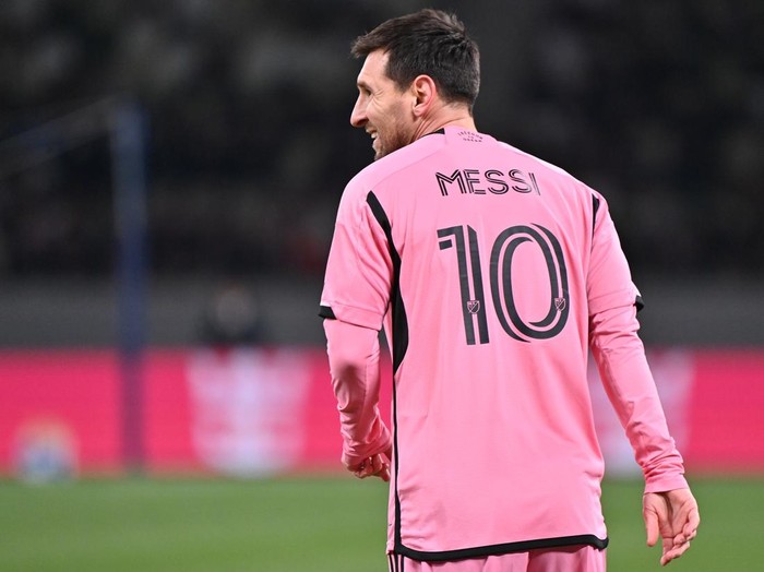 TOKYO, JAPAN - FEBRUARY 07: Lionel Messi of Inter Miami looks on during the preseason friendly match between Vissel Kobe and Inter Miami at National Stadium on February 07, 2024 in Tokyo, Japan. (Photo by Kenta Harada/Getty Images)