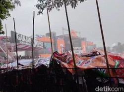 Pendukung Ganjar-Mahfud Rela Basah-basahan di Hajatan Rakyat Banyuwangi