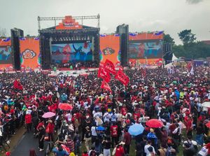 Hajatan Rakyat, Puluhan Ribu Warga Tumpah Ruah Merahkan Bumi Blambangan Hajatan Rakyat, Puluhan Ribu Warga Tumpah Ruah Merahkan Bumi Blambangan
