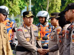 Kapolresta Pekanbaru Cek Personel dan Sarpas Pastikan Pemilu Aman Kapolresta Pekanbaru Cek Personel dan Sarpas Pastikan Pemilu Aman