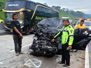 Detik-detik Sopir Innova Tewas Tabrak Truk di Tol Semarang-Solo Km 468 Detik-detik Sopir Innova Tewas Tabrak Truk di Tol Semarang-Solo Km 468
