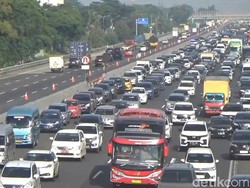 Libur Long Weekend, Tol Cikampek Macet, Polisi Berlakukan Contraflow