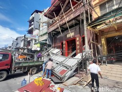 Kanopi Klenteng Kwan Kong Makassar Roboh, 2 Pekerja Luka