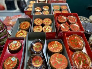 Kemeriahan Pasar Glodok Jelang Imlek, Kue Keranjang dan Jeruk jadi Buruan