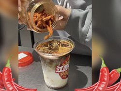 Lagi Tren di China, Es Kopi Susu Isi Cabe Iris dan Topping Bubuk Cabe