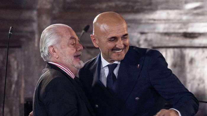 NAPLES, ITALY - DECEMBER 07: Aurelio De Laurentiis president of SSC Naples and Luciano Spalletti during the awarding of citizenship of the city of Naples on December 7, 2023 in Naples, Italy. The coach of the Italian national football team Luciano Spalletti received honorary citizenship in the Hall of the Barons of Castel Nuovo (Maschio Angioino) from the mayor of Naples Gaetano Manfredi. Spalletti received citizenship for sporting merit, for having led Naples to win their third scudetto in the 2022-2023 season. (Photo by Ivan Romano/Getty Images)