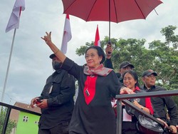 Megawati Dipayungi Sambil Salam Metal di Hajatan Ganjar-Mahfud di Banyuwangi