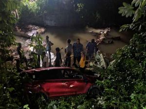 Mobil Rombongan Pengantin Terjun ke Sungai di Bogor, Sopir Terluka