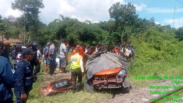 Mobil yang tertabrak KRL di kawasan Tenjo, Bogor, sudah dievakuasi. Perjalanan KRL rute Tanah Abang-Rangkasbitung hanya sampai Parung Panjang. (dok Ist)