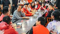 Momen Jokowi Nongkrong Bareng Kader PSI di Medan