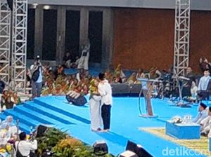 Momen Gibran Tiba-tiba Dipeluk Emak-emak di Acara Isra Miraj Momen Gibran Tiba-tiba Dipeluk Emak-emak di Acara Isra Miraj