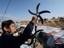 Kisah Newton dari Gaza: Berhasil Ciptakan Listrik dari Angin di Pengungsian