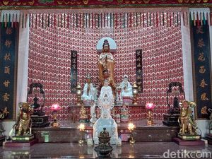 Menengok Patung Dewi Kwan Im Berusia Ratusan Tahun di Kelenteng Kota Batu Menengok Patung Dewi Kwan Im Berusia Ratusan Tahun di Kelenteng Kota Batu