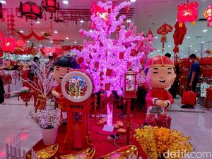 Melihat Penjualan Pernak-Pernik Imlek di Pasar Atom