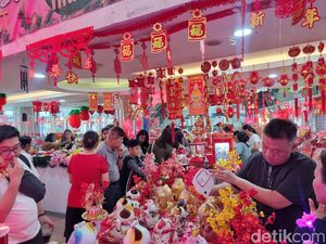 Penjual Pernak-pernik Imlek di Pasar Atom Semringah Omzetnya Naik 30 Persen