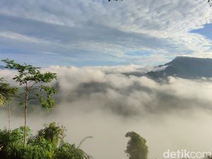 Menyelami Keindahan Negeri di Atas Awan Puncak Bangku Ciamis