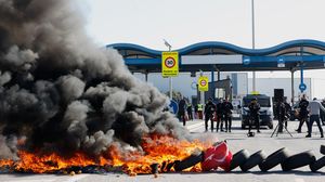 Petani di Spanyol Demo Besar-besaran, Tutup Jalan hingga Bakar Ban