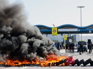 Petani di Spanyol Demo Besar-besaran, Tutup Jalan hingga Bakar Ban