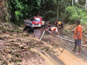 Hujan Deras, Longsor-Pohon Tumbang Ganggu Lalu Lintas di Gianyar Hujan Deras, Longsor-Pohon Tumbang Ganggu Lalu Lintas di Gianyar