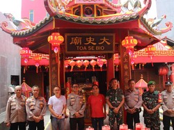 Polisi Cek Vihara di Tamansari Jakbar Pastikan Keamanan Imlek