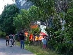 Gelap Mata Pria Mamuju Bakar Rumah Ibu gegara Tak Diberi Uang Pensiun Bapak